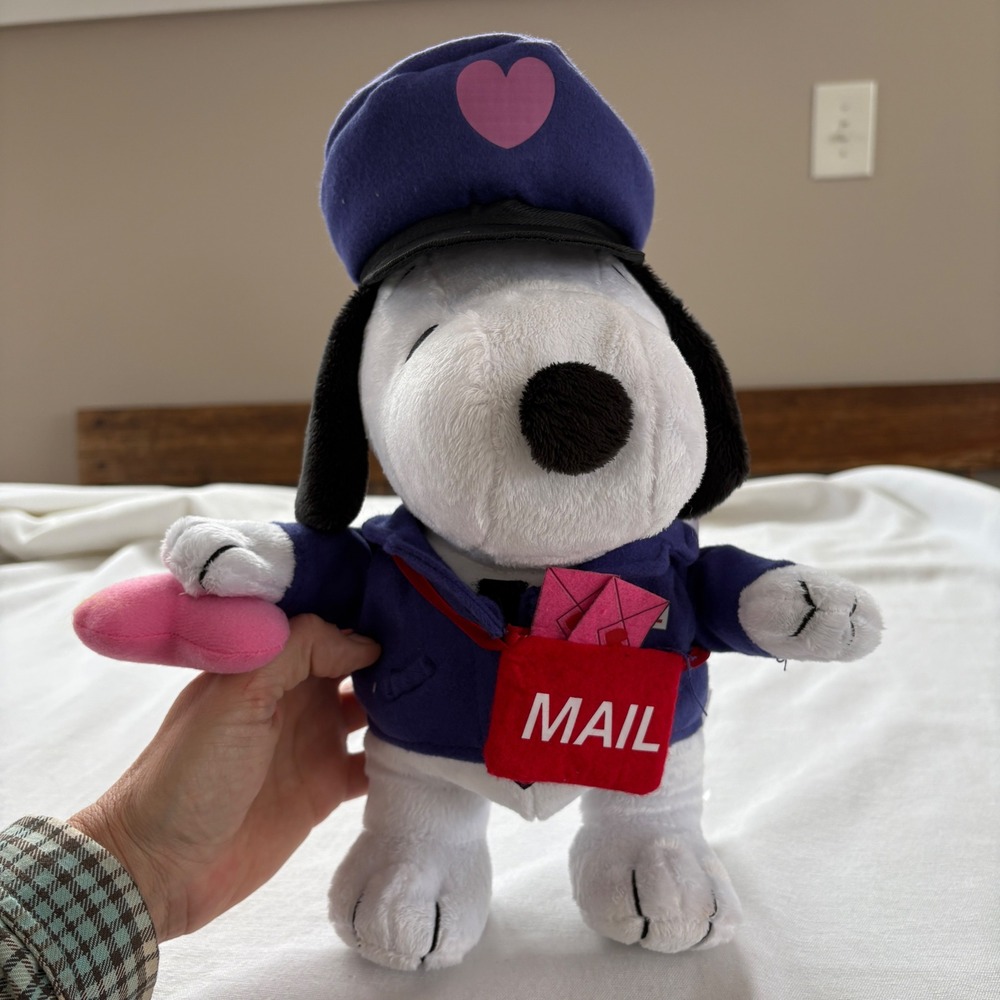 Peanuts Snoopy Valentine Mail Carrier Plush 10 Inch Postal Worker Heart A30567YC
